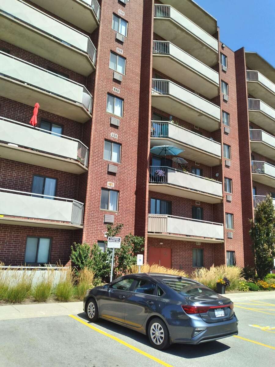 This spacious and well-maintained 2 bed condo! 