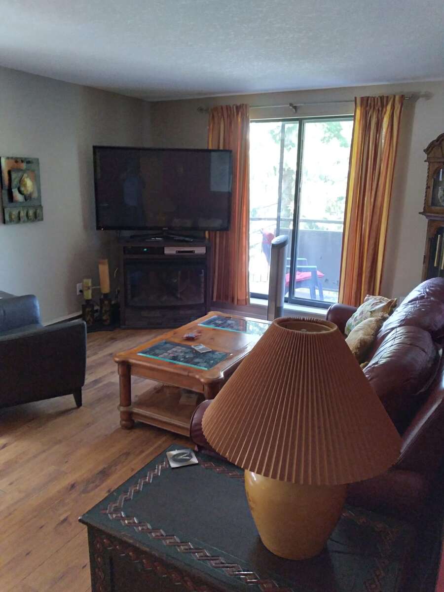 This spacious and well-maintained 2 bed condo! 