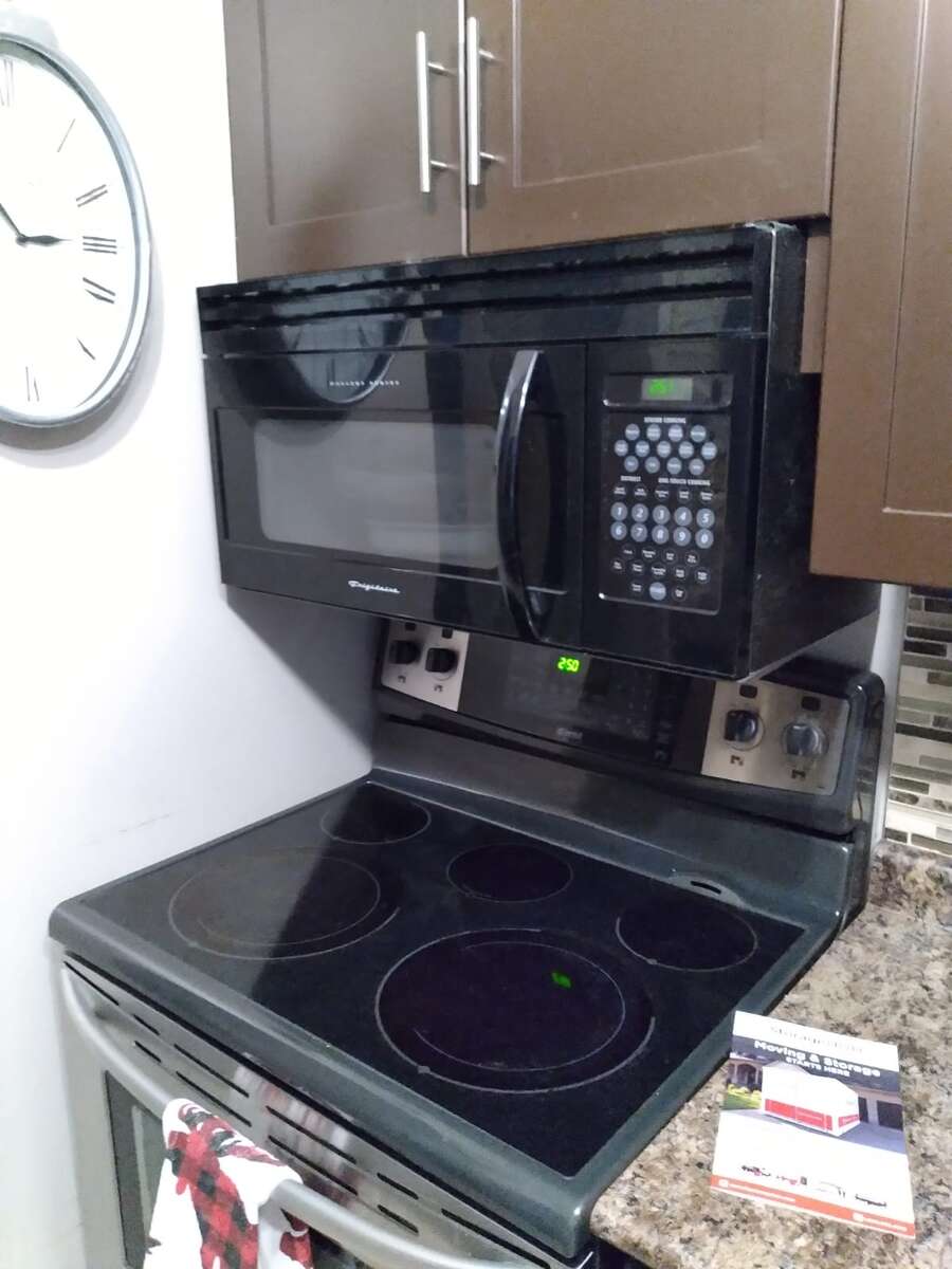 This spacious and well-maintained 2 bed condo! 