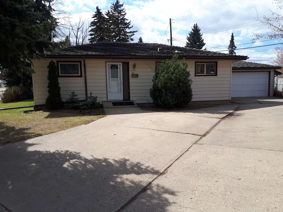 House / Bungalow For Sale in Edmonton, AB - 2+1 bed, 2 bath