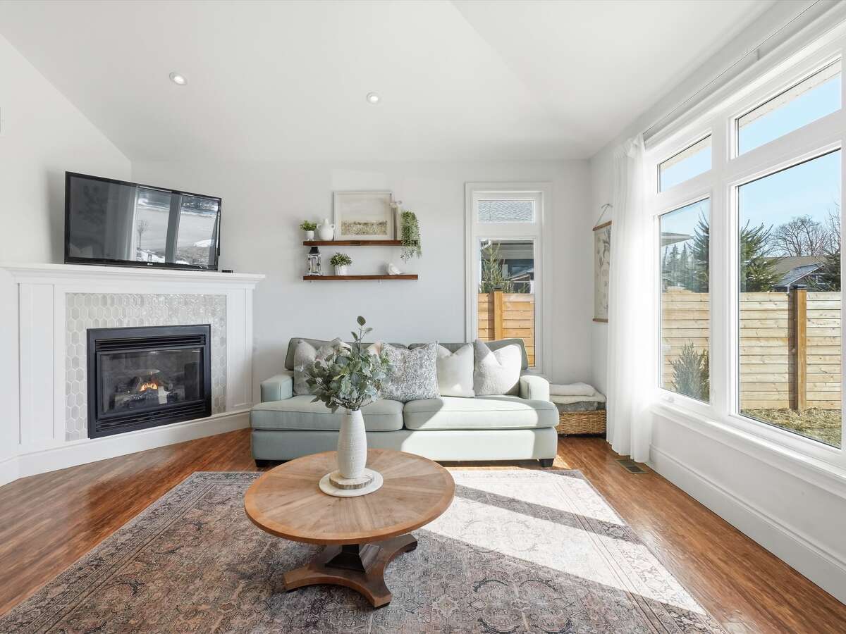 Living room, gas fireplace