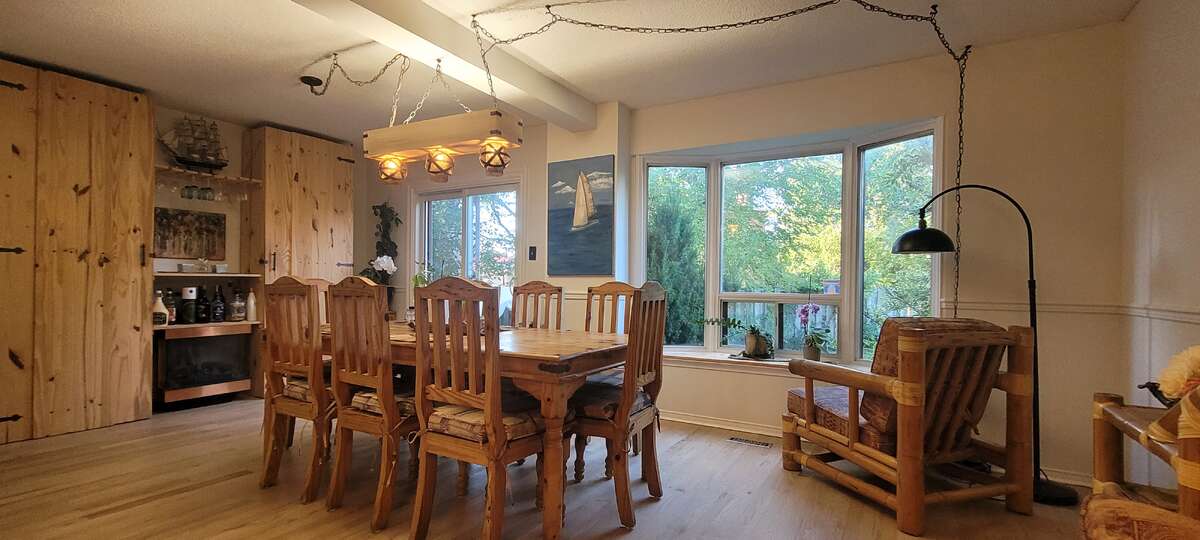 very large dedicated Dining -room for large family or friends gathering