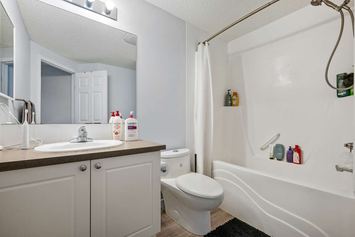 4 pc Bath in Downstairs Accessory Suite - Tenanted