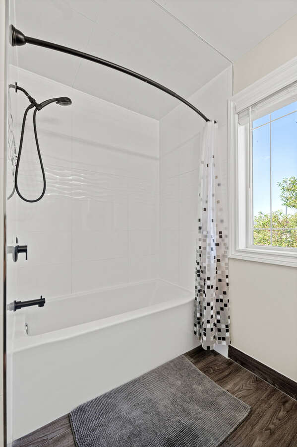 Main Upstairs Bathroom 4 pc.