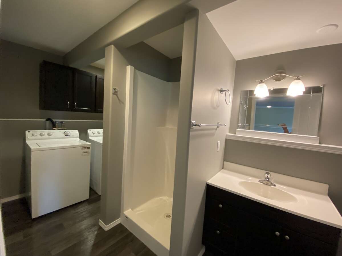 Suite bath with laundry