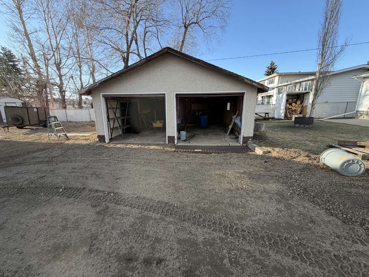 1962 bungalow on a HUGE lot with detached shop