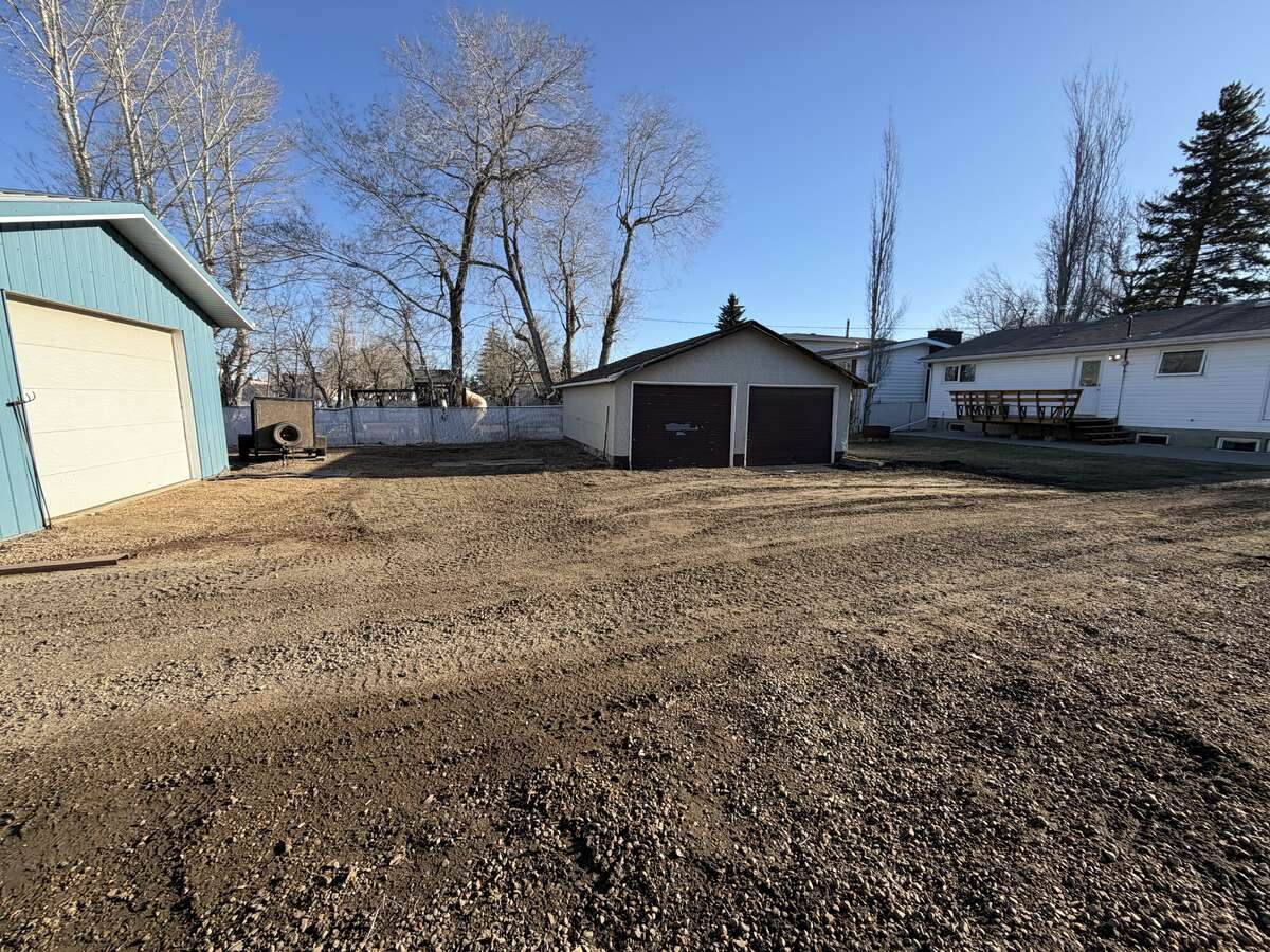 1962 bungalow on a HUGE lot with detached shop