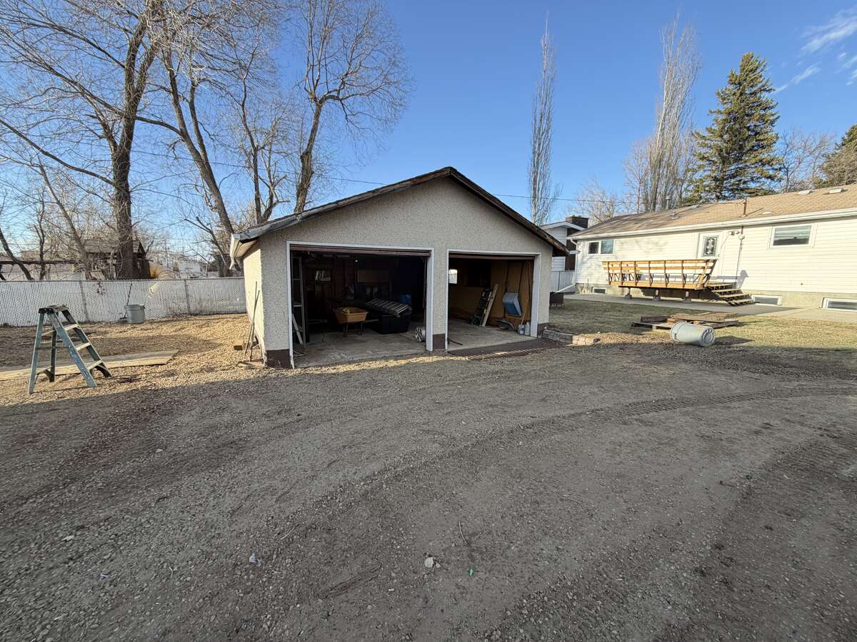 1962 bungalow on a HUGE lot with detached shop