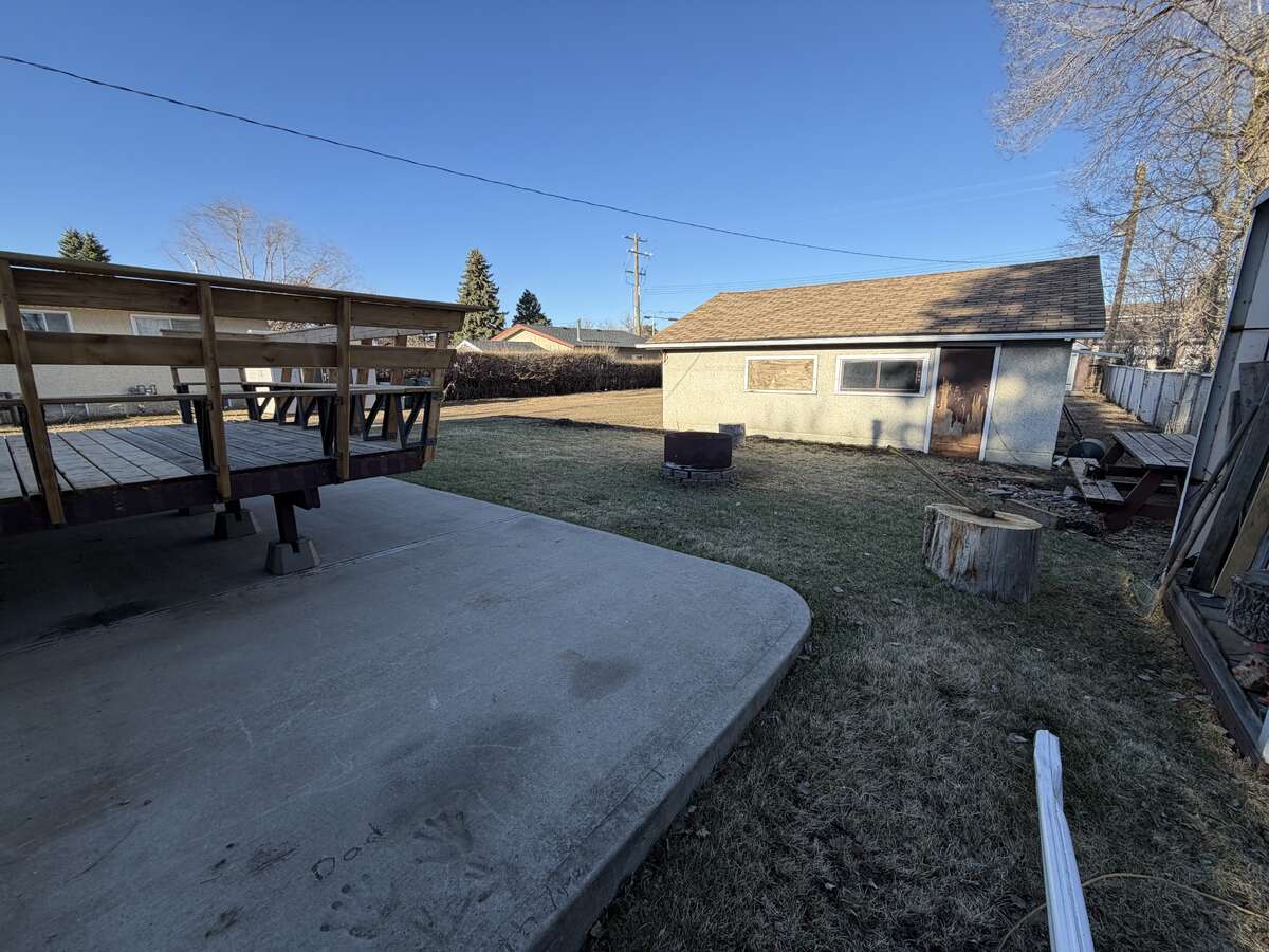 1962 bungalow on a HUGE lot with detached shop