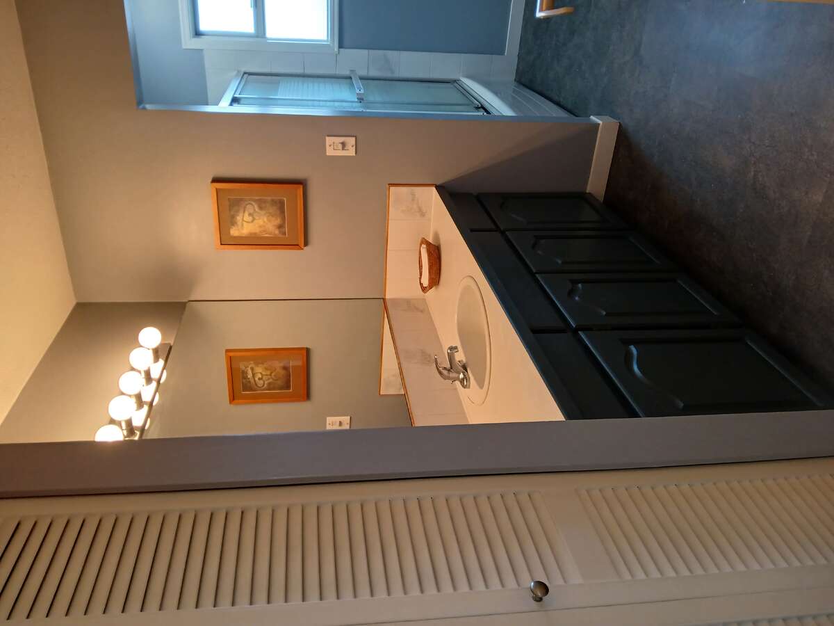 Primary bathroom (4 piece).