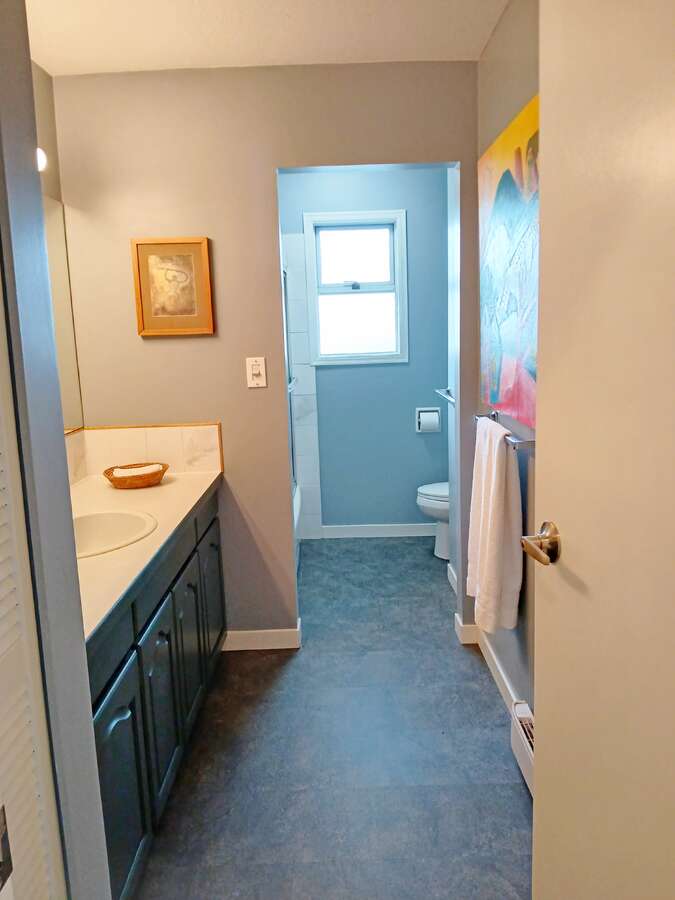 Main bathroom (4 pc)