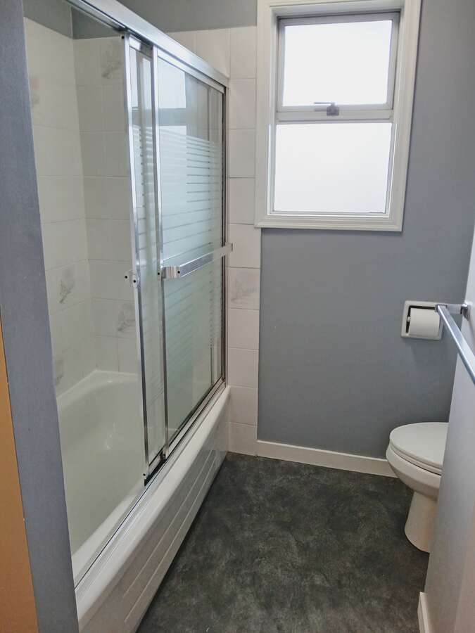 Main bathroom tub/shower and toilet