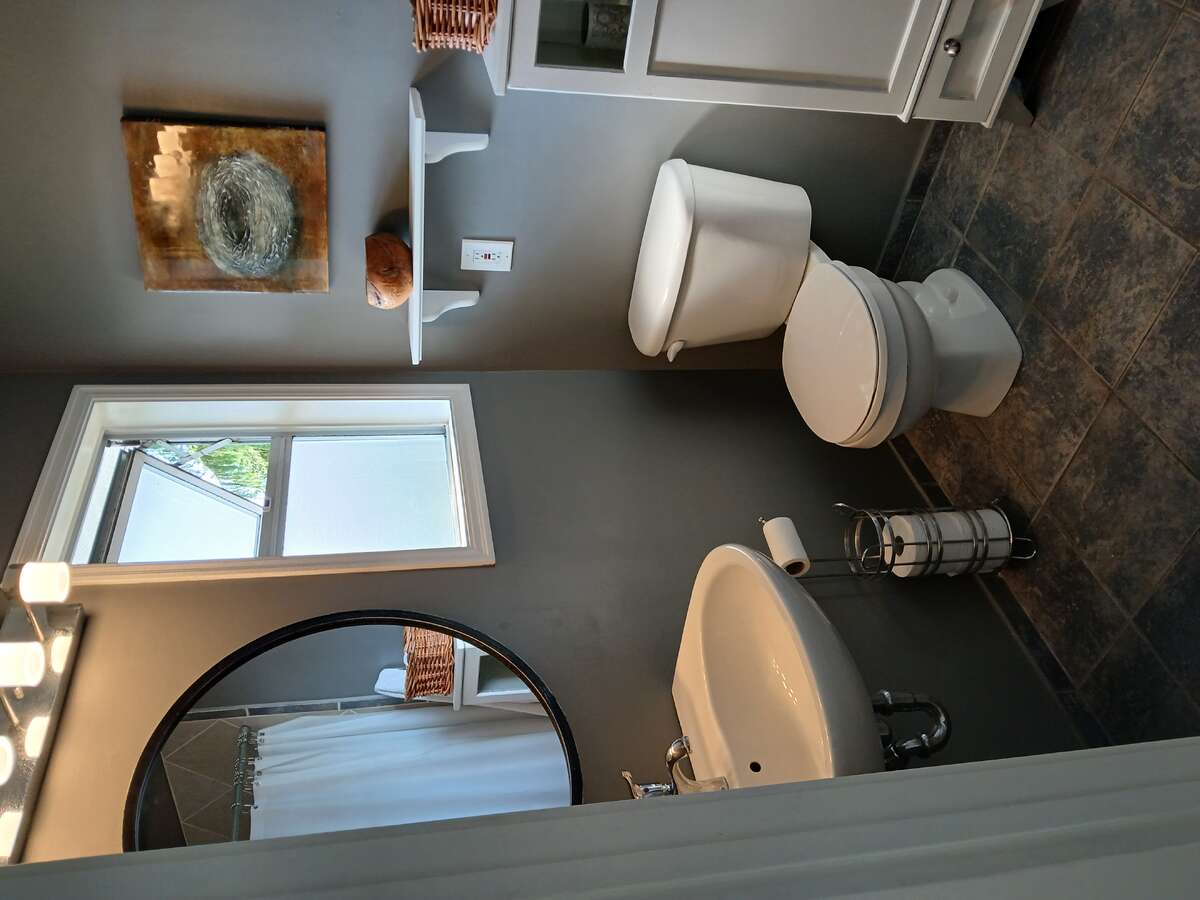 Primary bedroom's ensuite (3 piece).