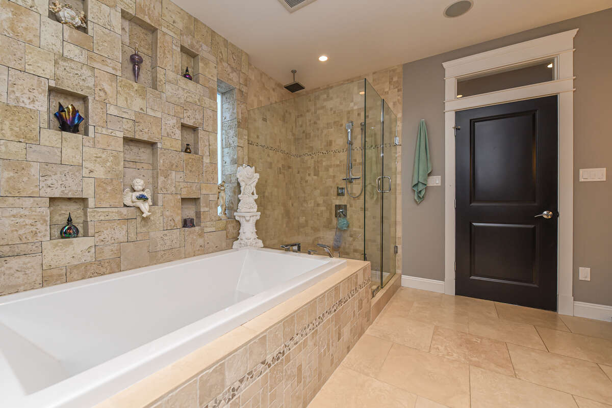 5 Piece Ensuite Bathroom to Primary Bedroom