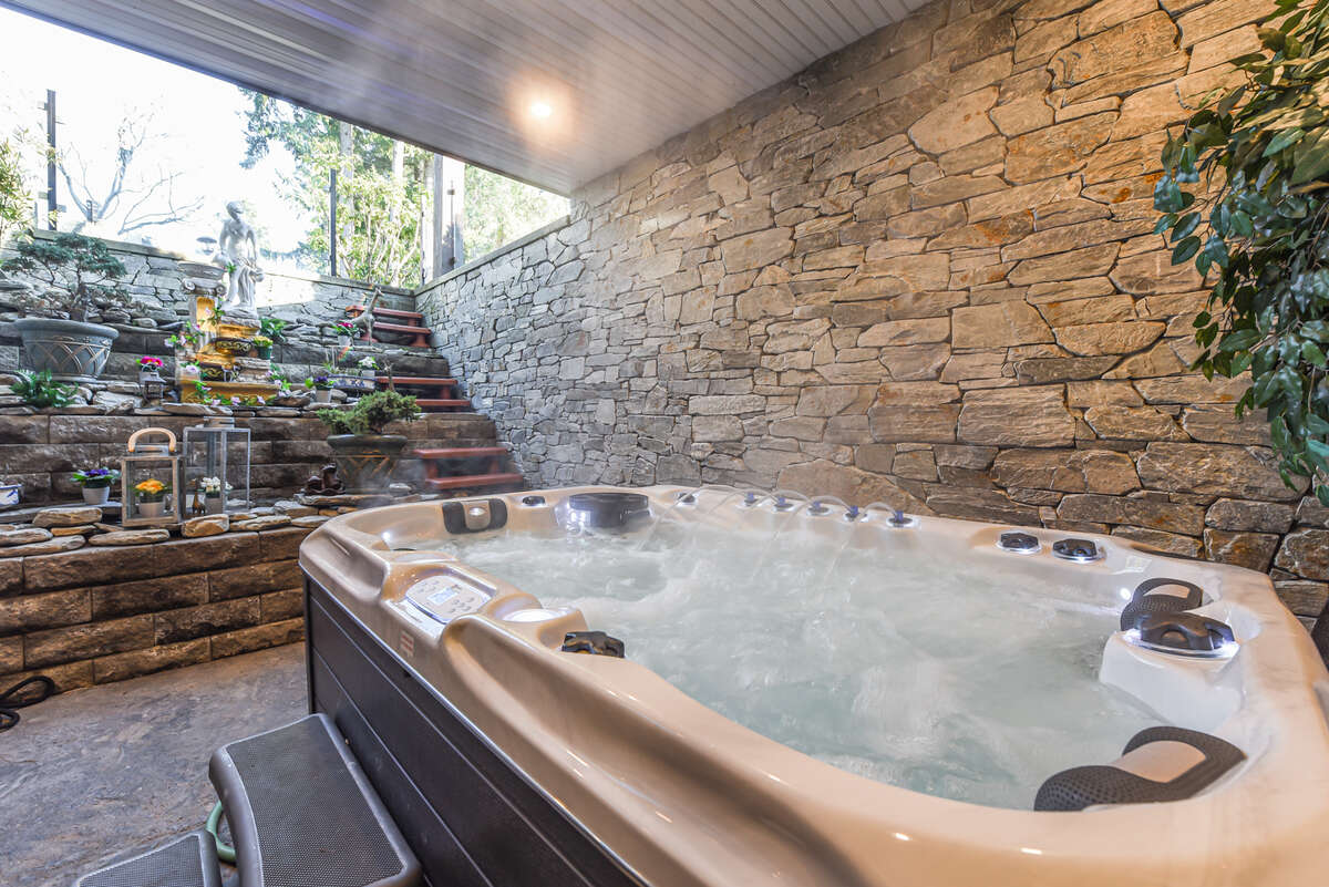 Norwegian Spa with Built in Speakers, Aromatherapy Diffuser, Light Therapy, Ozonator and 100+ Jets