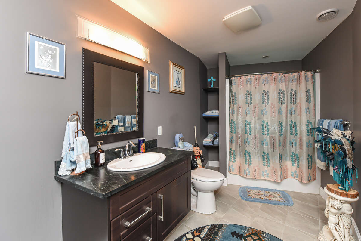 Large 4 Piece Ensuite Bathroom (nanny suite)