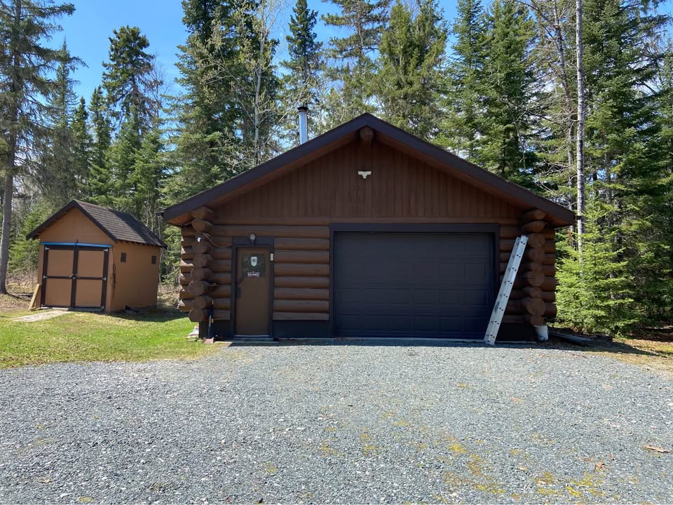 Newly built 3 bedroom family home on Abram Lake