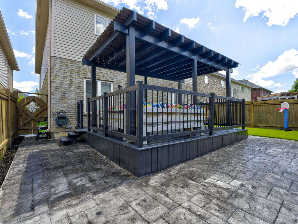 Luxury Living in Hamilton West Mountain 