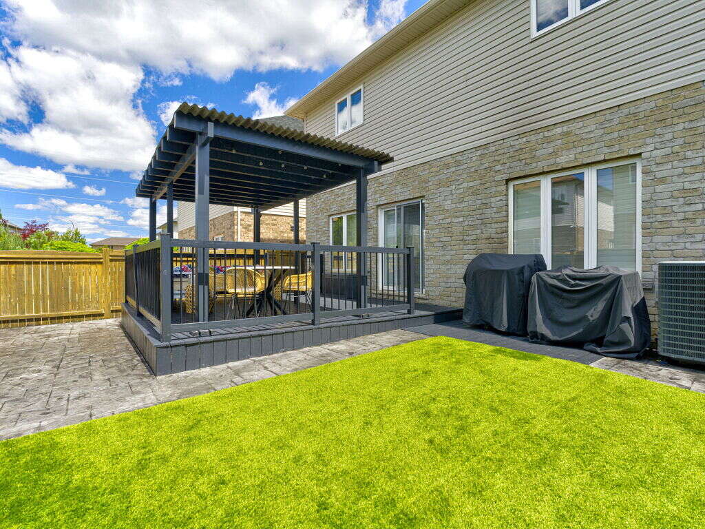 Luxury Living in Hamilton West Mountain 