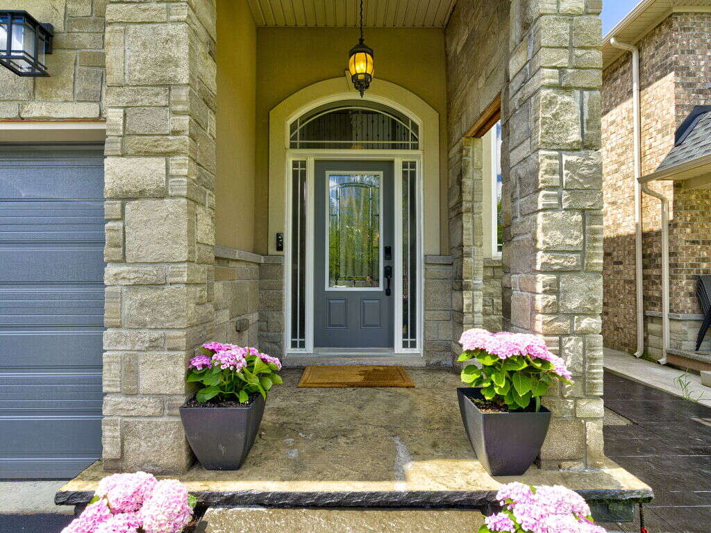 Luxury Living in Hamilton West Mountain 
