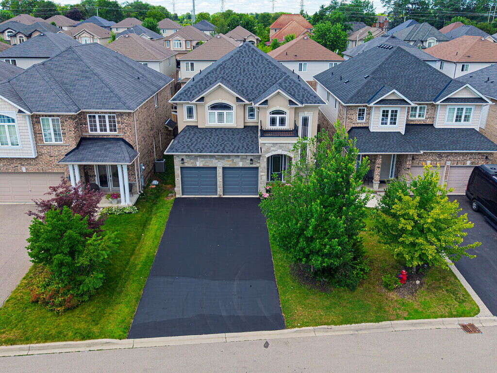 Luxury Living in Hamilton West Mountain 