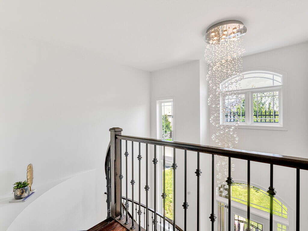 Luxury Living in Hamilton West Mountain 