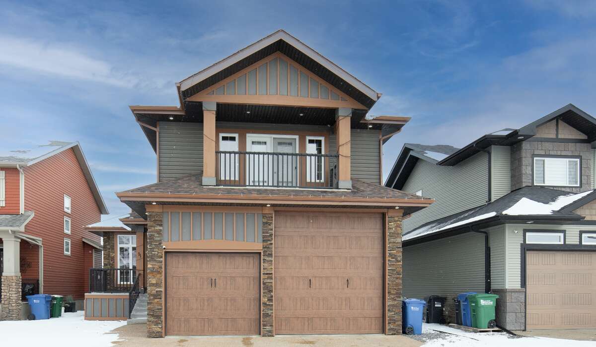 House / Detached House / Home with Unregistered Suite For Sale in Red Deer, AB - 3+2 bed, 3.5 bath