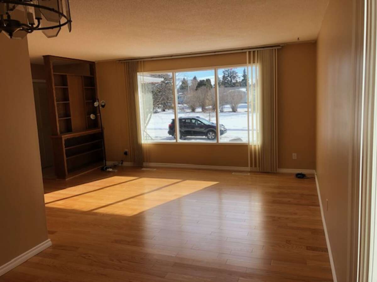 House / Bungalow For Sale in Edmonton, AB - 3 bed, 2 bath