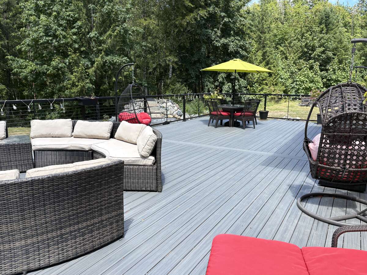 Beautiful large, private back deck