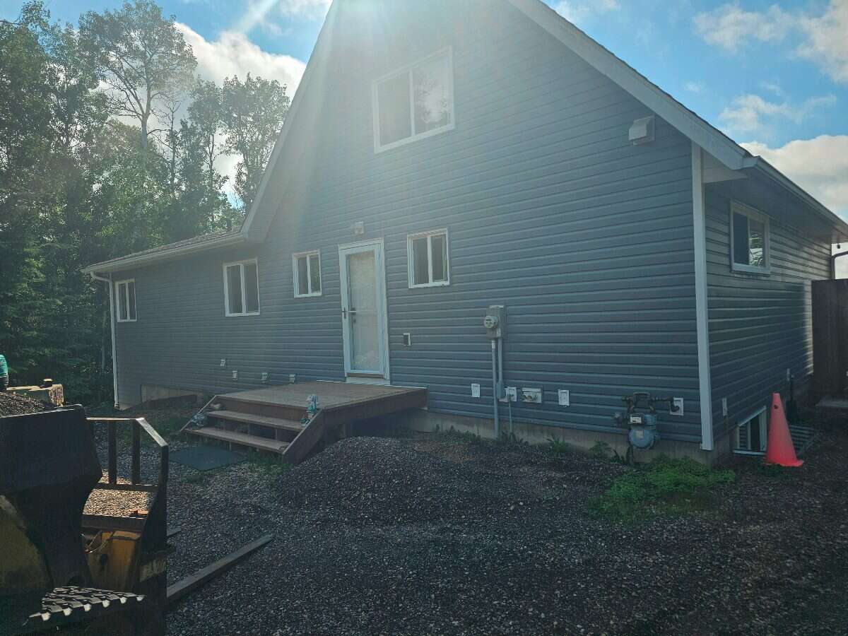Wake up to lake views, unwind in privacy, and live