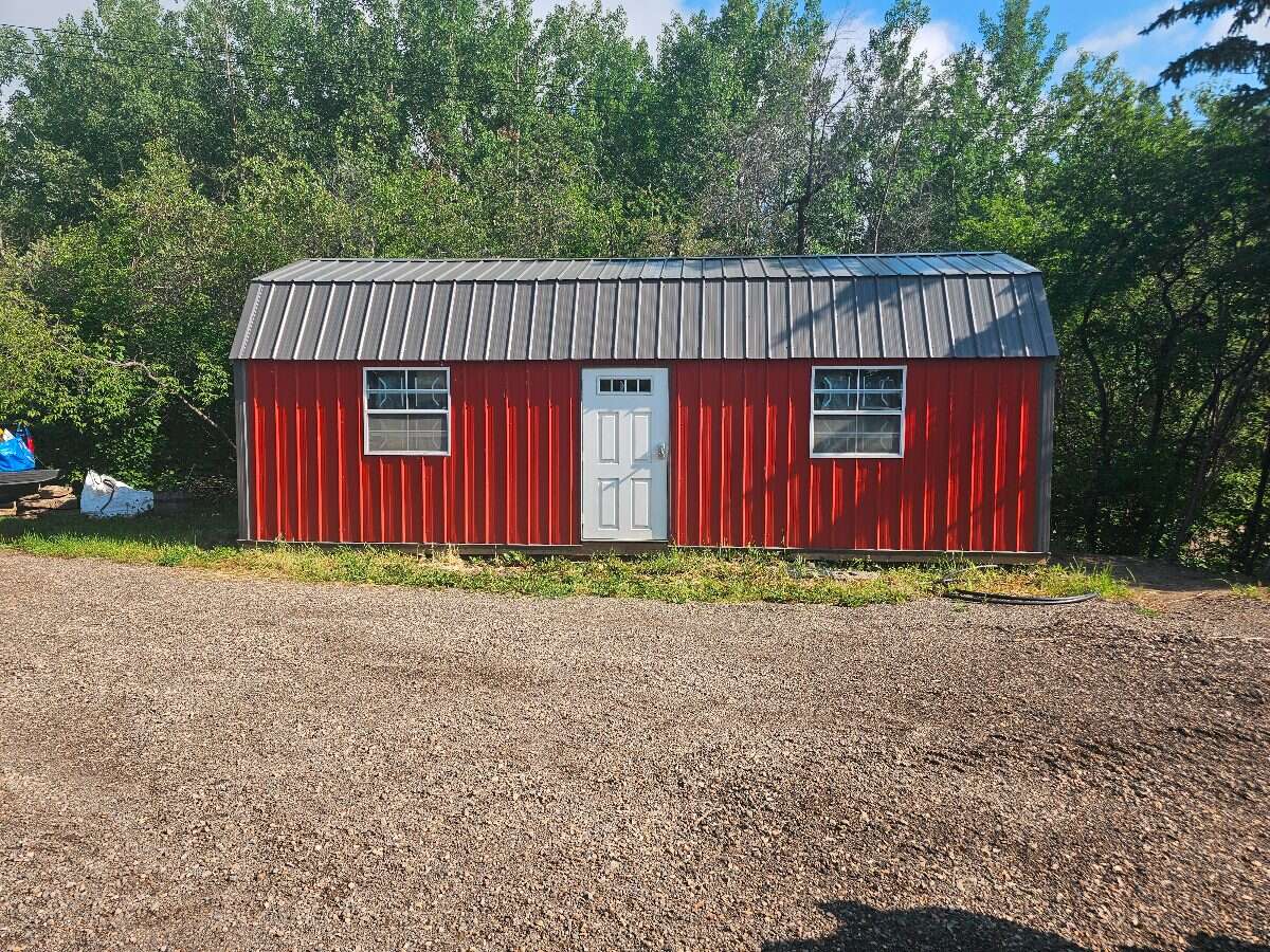 Wake up to lake views, unwind in privacy, and live
