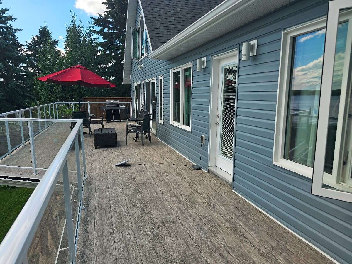 Wake up to lake views, unwind in privacy, and live