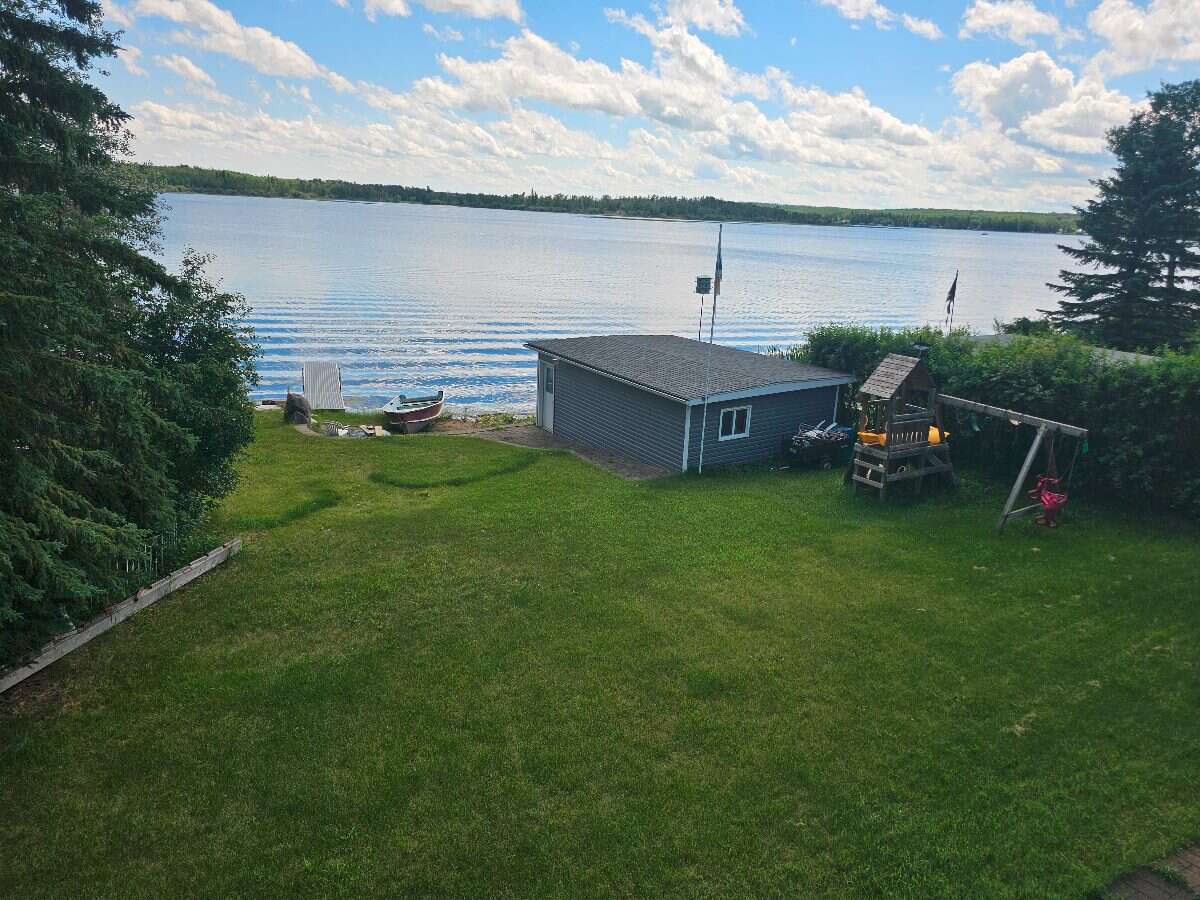 Wake up to lake views, unwind in privacy, and live