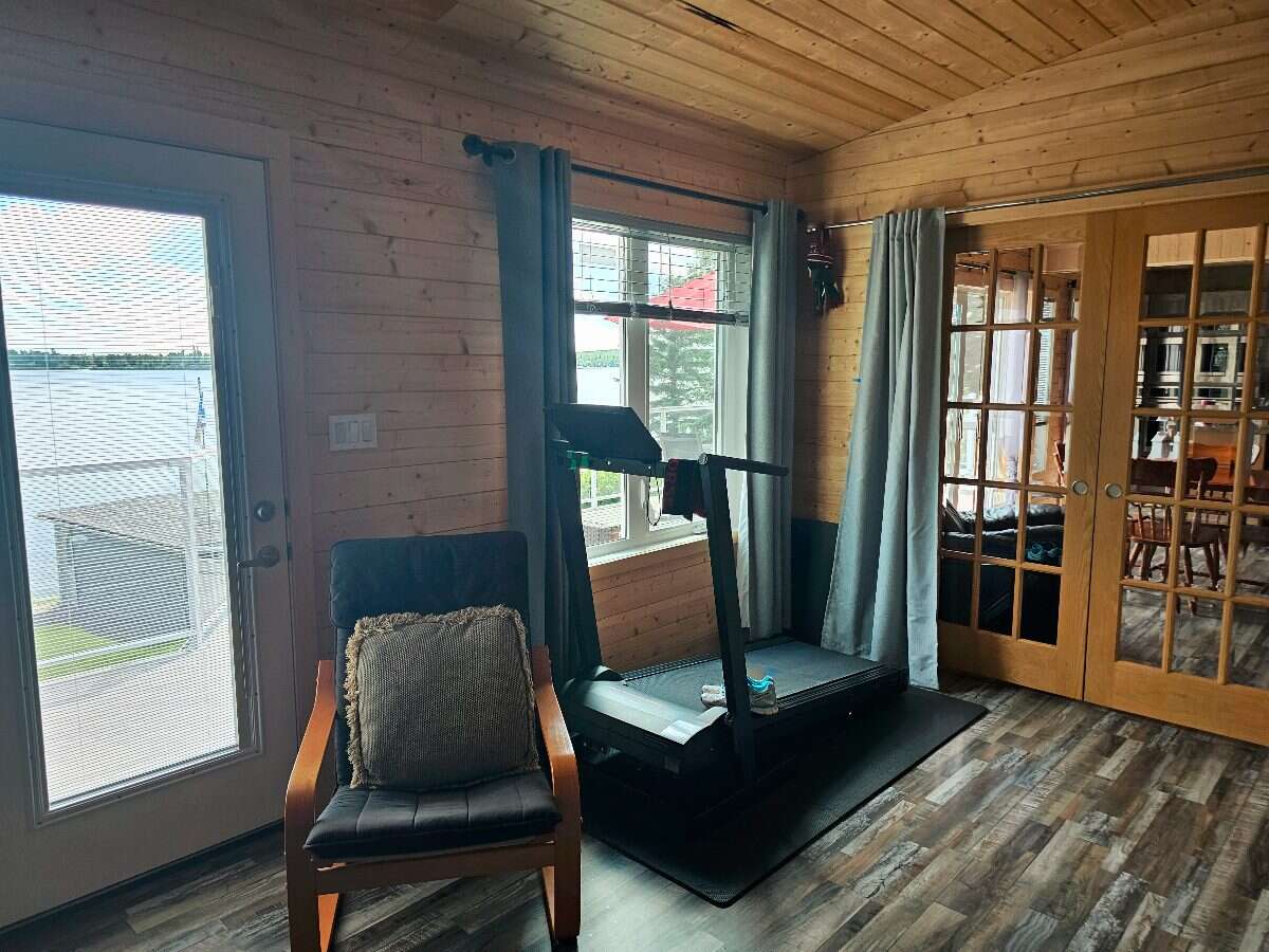 Wake up to lake views, unwind in privacy, and live
