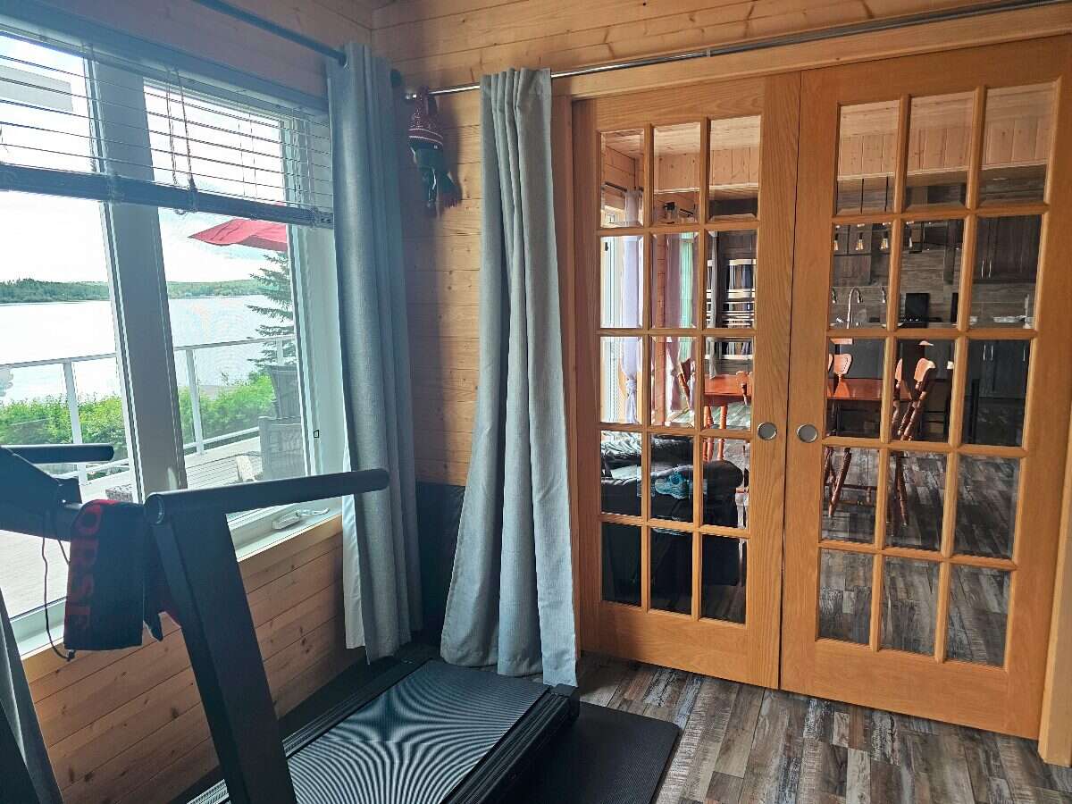 Wake up to lake views, unwind in privacy, and live