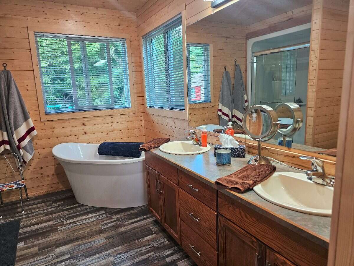 Wake up to lake views, unwind in privacy, and live