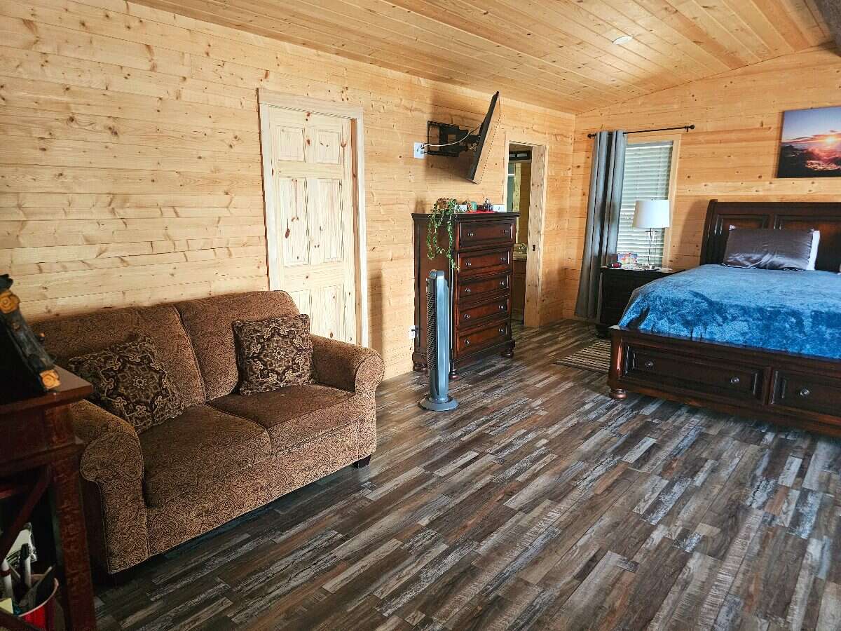 Wake up to lake views, unwind in privacy, and live