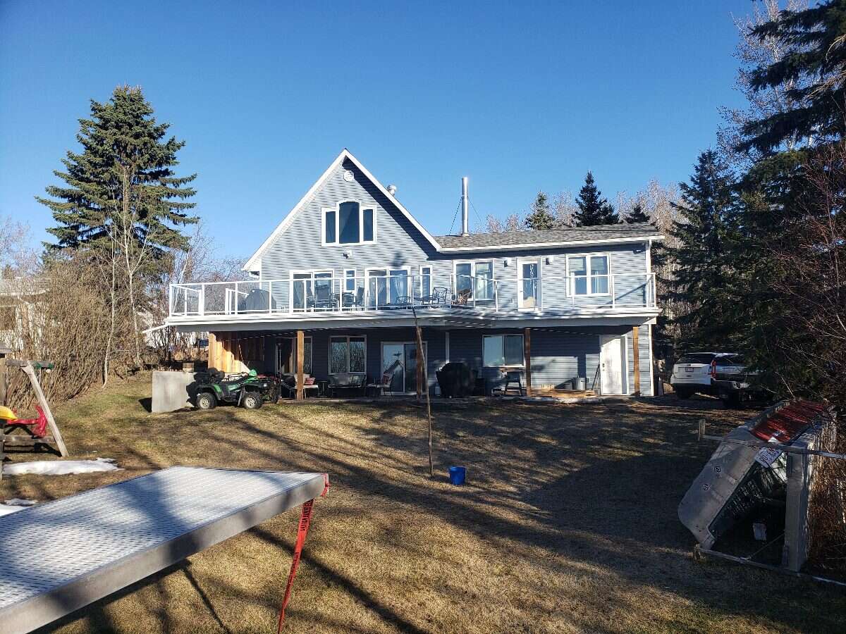 Wake up to lake views, unwind in privacy, and live