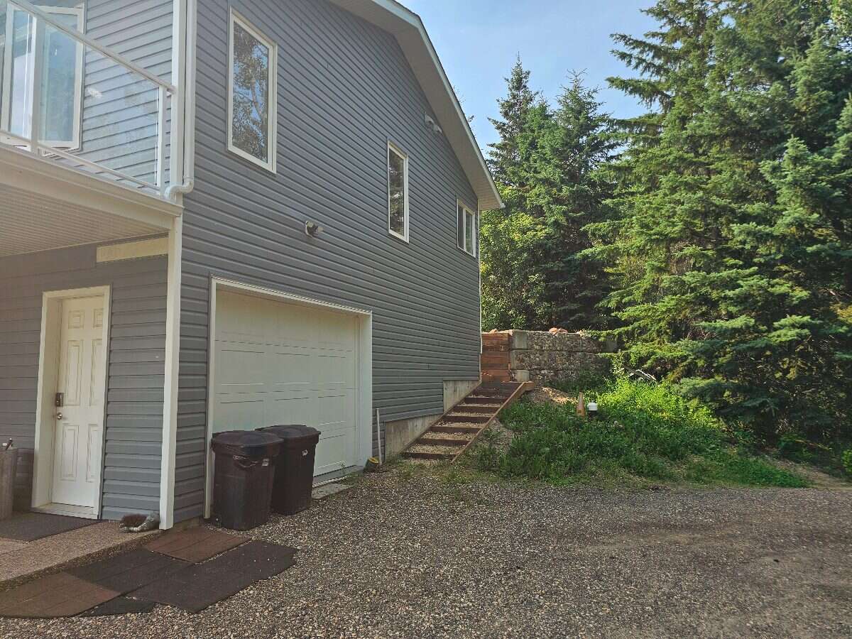 Wake up to lake views, unwind in privacy, and live