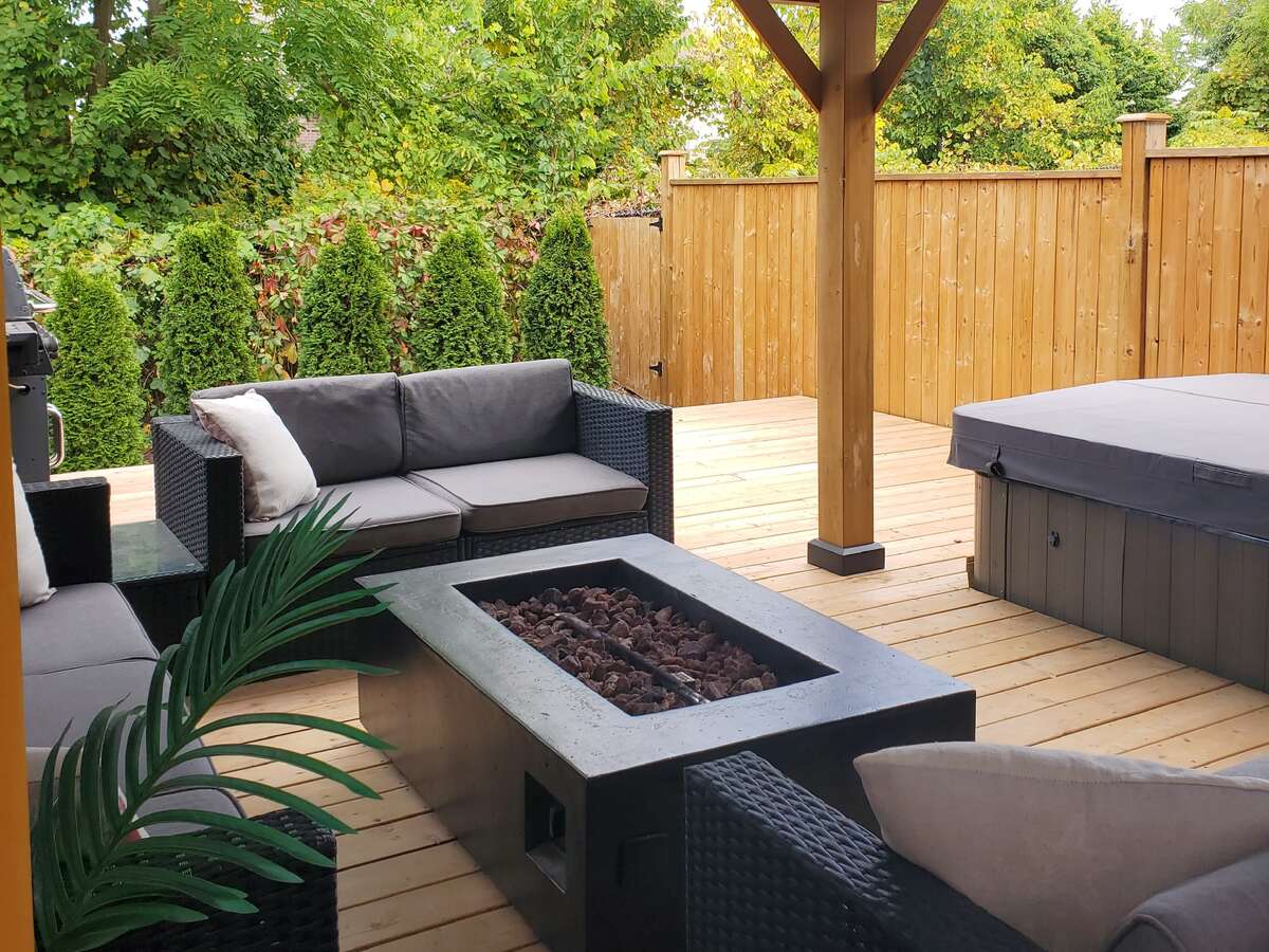 Private backyard, hot tub, gas lines to BBQ and fireplace