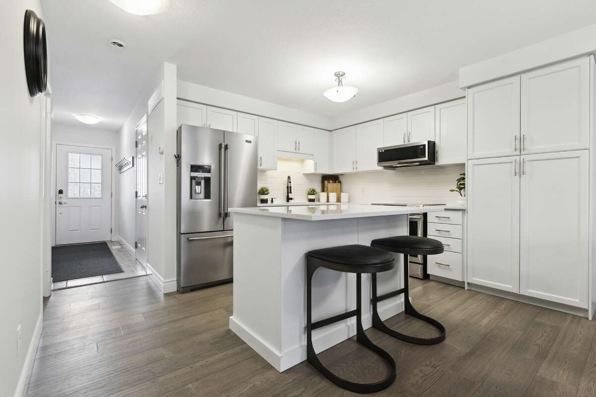 Updated kitchen, quartz countetops