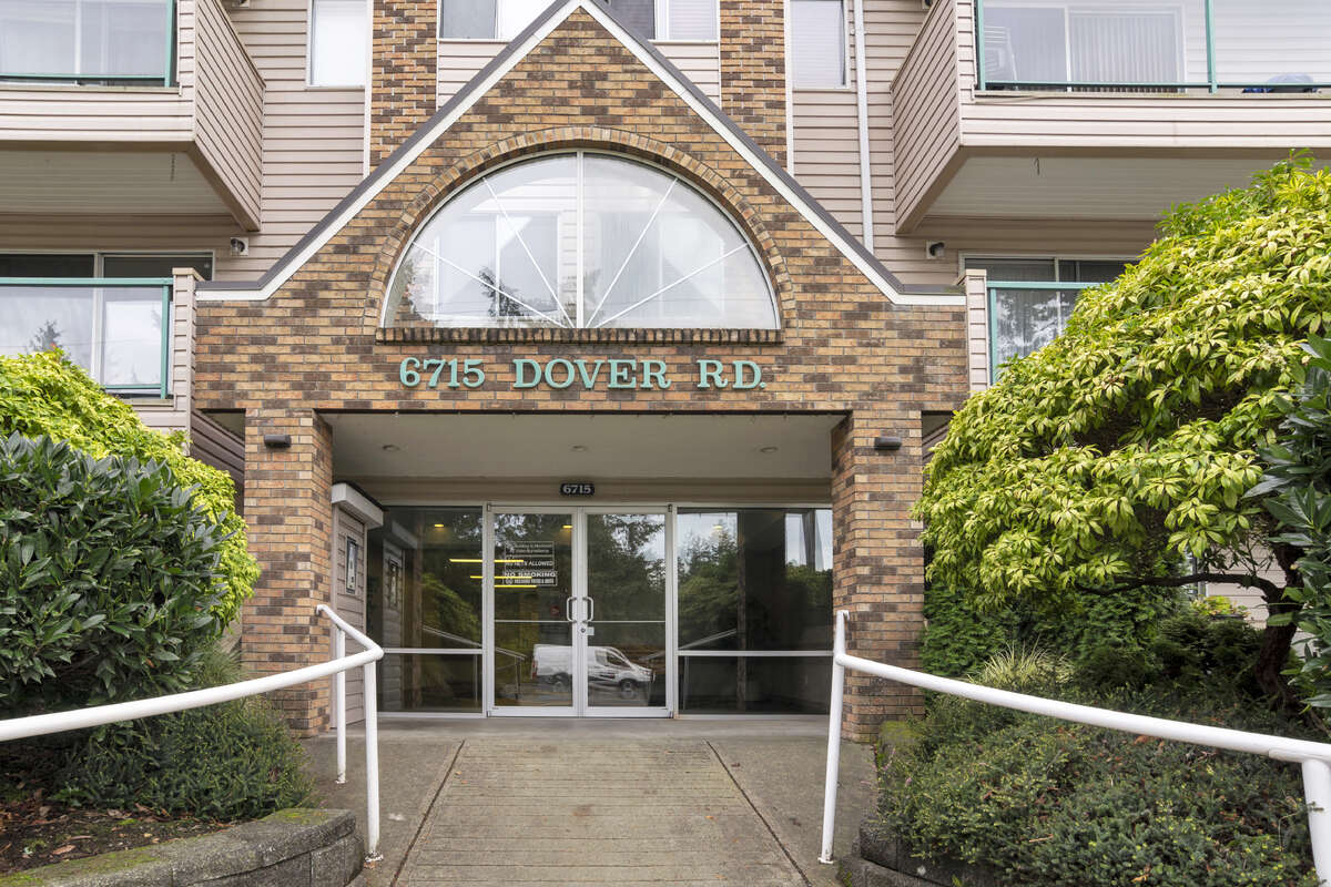 Condo For Sale in Nanaimo, British Columbia - 2 bdrm, 1 bath (404, 6715 Dover Road)