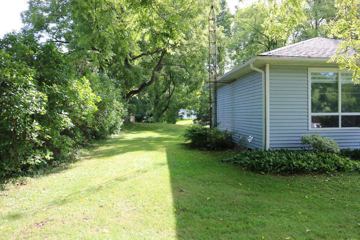 2022 Effingham Street view lilac fence