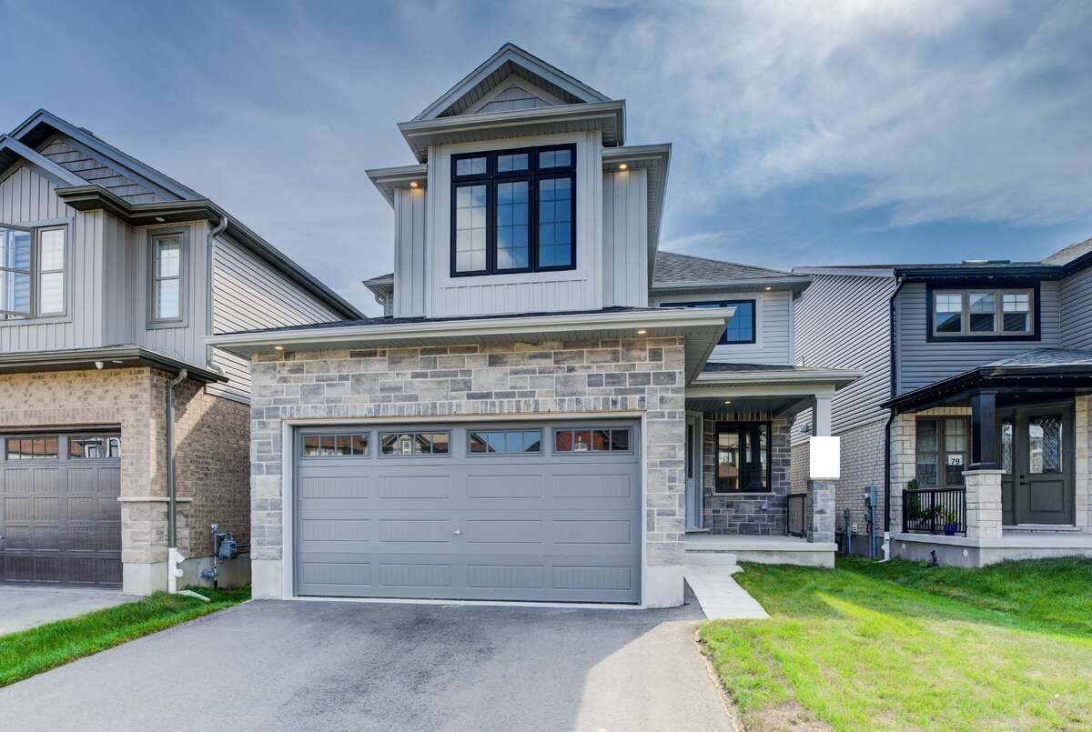 House / Detached House For Sale in Kitchener, Ontario - 4 bdrm, 2.5 bath (83 Crosswinds Drive)