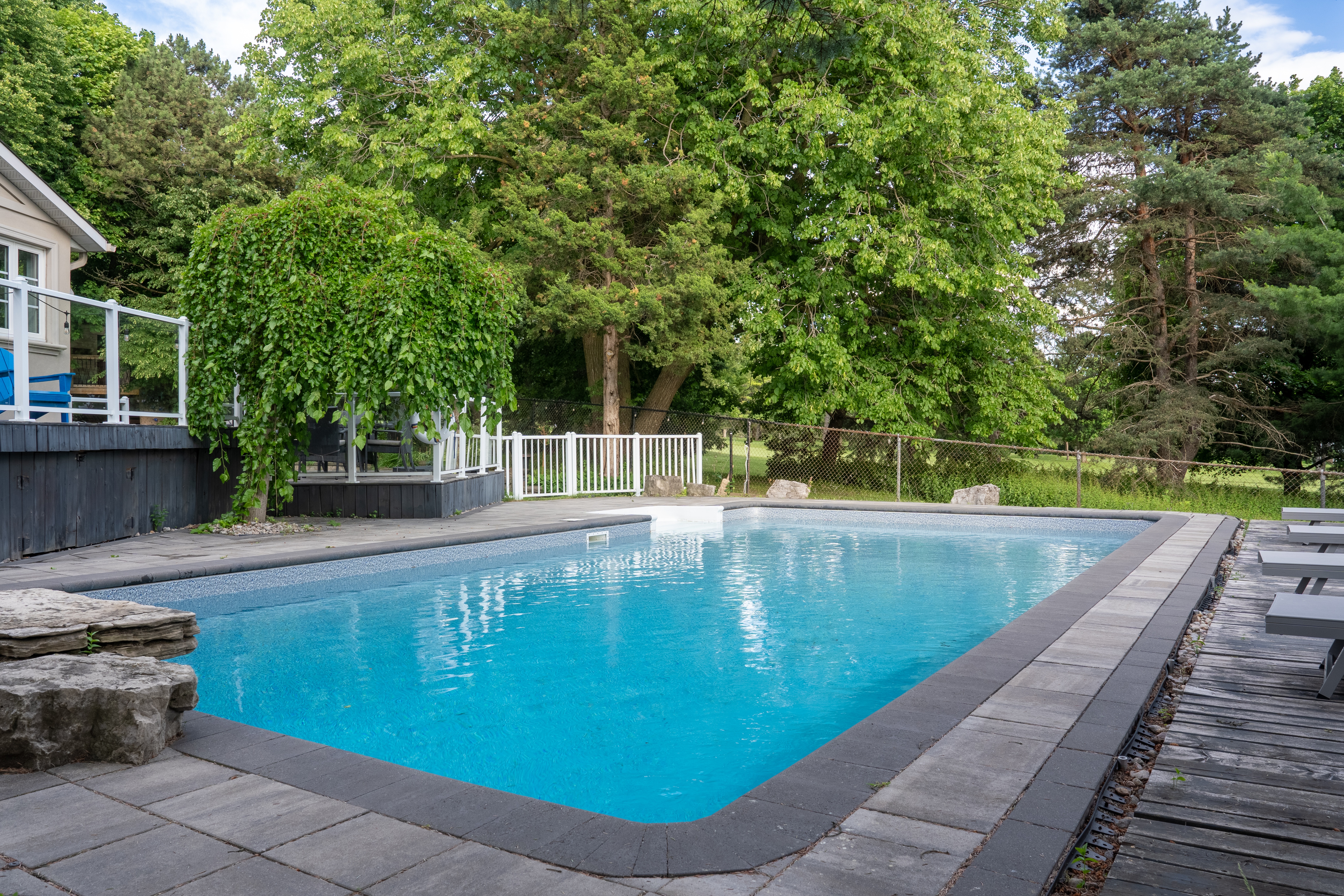 4BR Backyard Oasis Backing Bayview Country Club