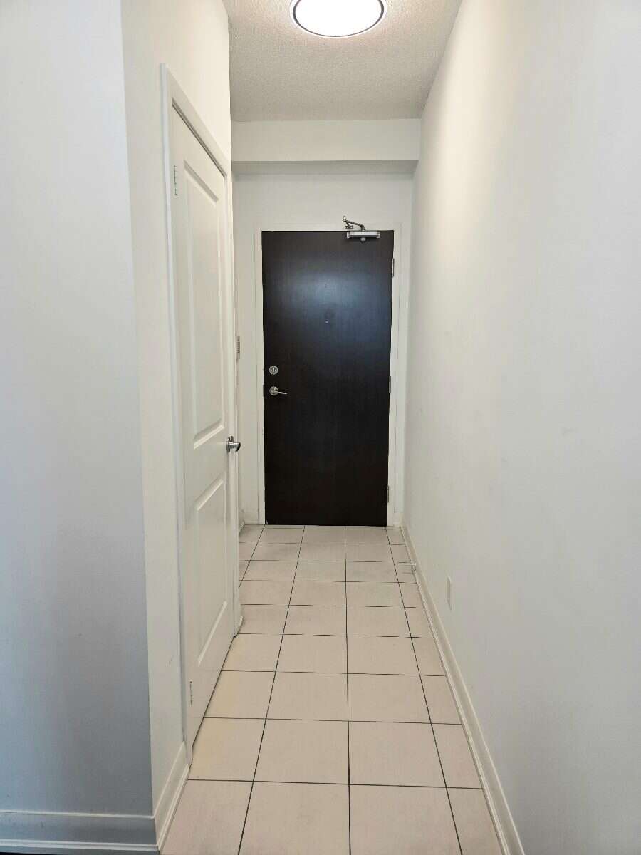 Bright 1 Bedrooom with Toronto Skyline/Lake View!