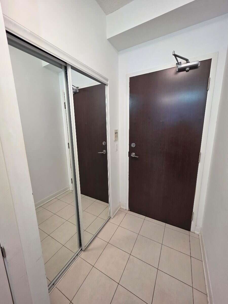 Bright 1 Bedrooom with Toronto Skyline/Lake View!