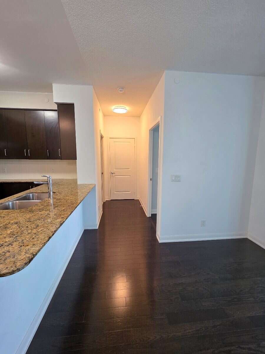 Bright 1 Bedrooom with Toronto Skyline/Lake View!