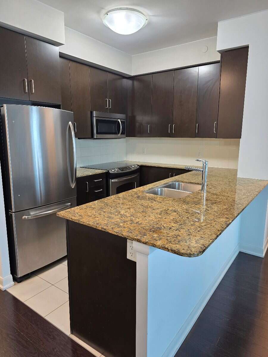 Bright 1 Bedrooom with Toronto Skyline/Lake View!