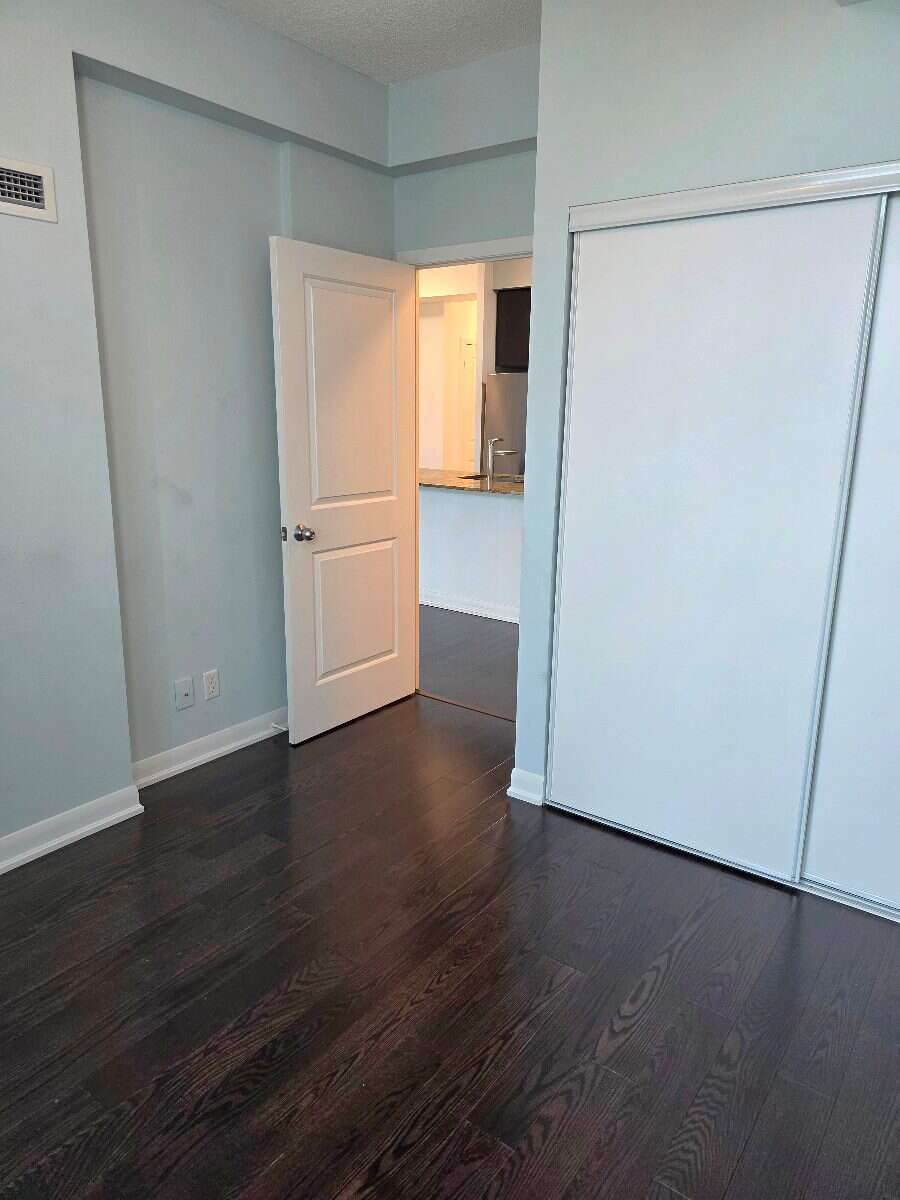 Bright 1 Bedrooom with Toronto Skyline/Lake View!